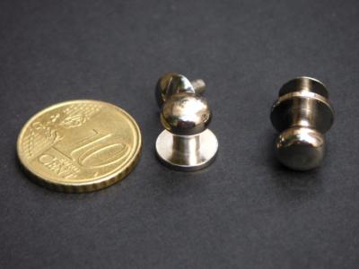 Les boutons simples nickel à vis grand modèle